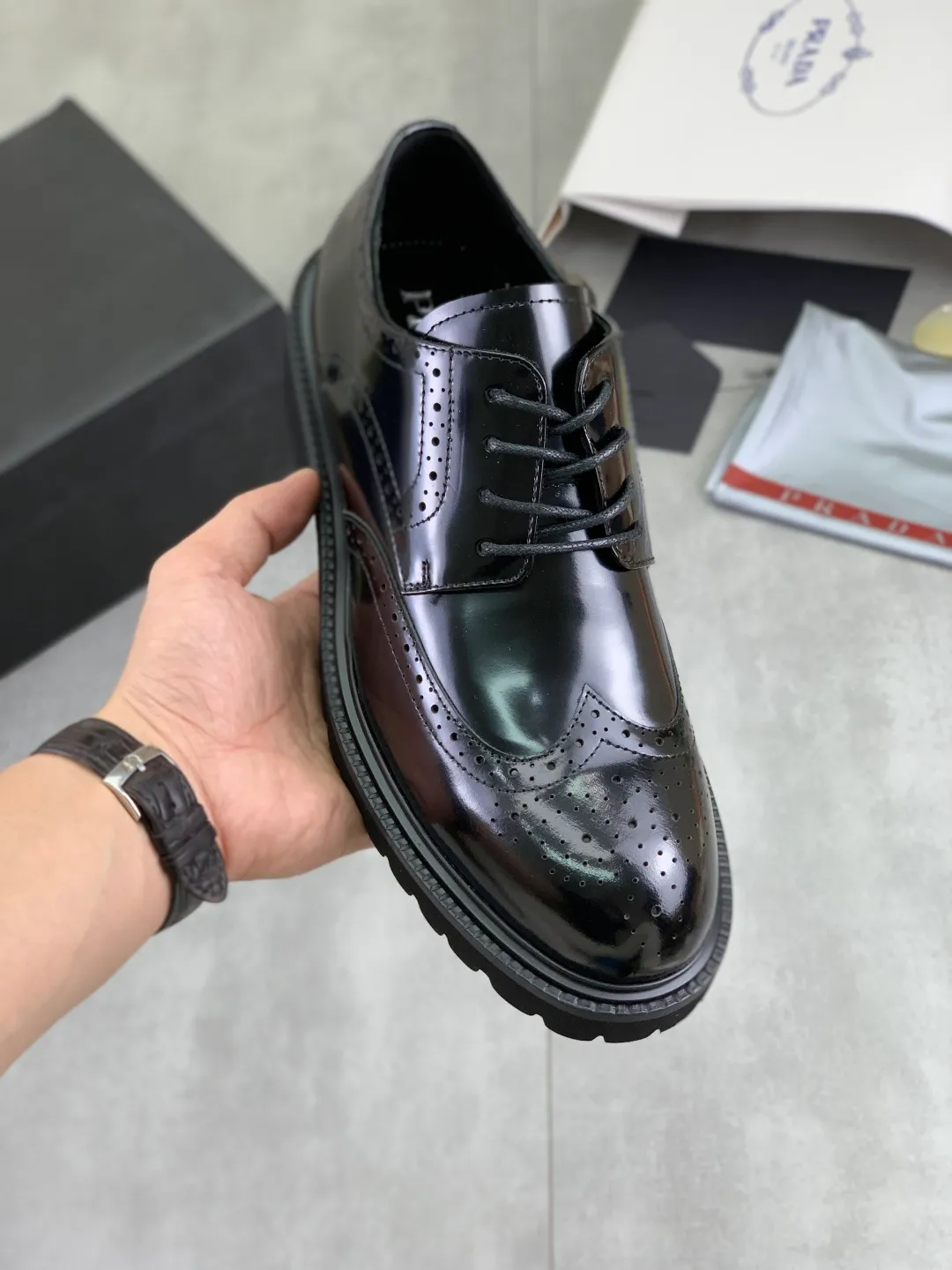 Men's men's shoes 💰P640 New PRADA top version Prada's new casual leather shoes Original purchase, development and production Prada Men's Classic Series Technological breathable fabrics with cowhide Casual sports shoes Casual sports dad shoes combine high-tech breathable materials with cowhide, with P's exclusive button decoration on the side. The outsole is full of P italic design and bright colors to show vitality and continue the brand's design inspiration. Stroll around the city lightly and feel free and comfortable. Delivered in exquisite packaging 🛍📦 ▪️Material: original customized calfskin with breathable material ▪️Inner lining: cowhide lining ➕cowhide feet ▪️Outsole: open-molded TPU foam material ▪️Sole thickness: 3.5CM ▪️Size: Men's 38-45 black, burgundy color optional